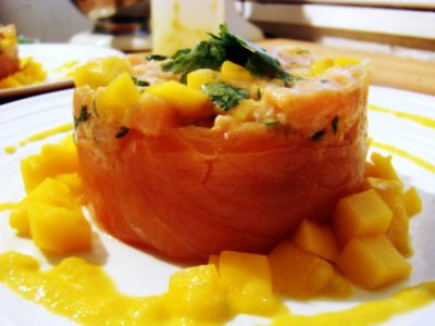 Tartare de saumon sur lit de taboul� au citron vert et � la coriandre